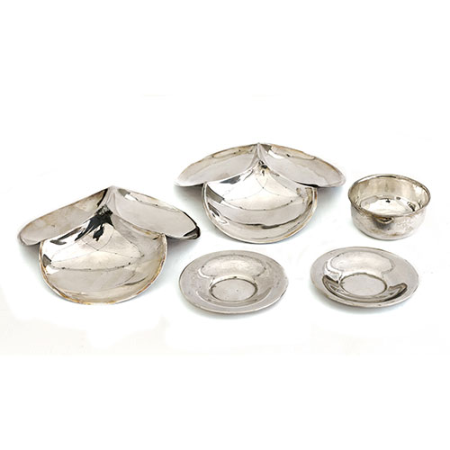 Sub.:21 - Lote: 167 -  Lote de dos entremeseros con rotos, dos peque�os platillos y un cenicero en plata. 