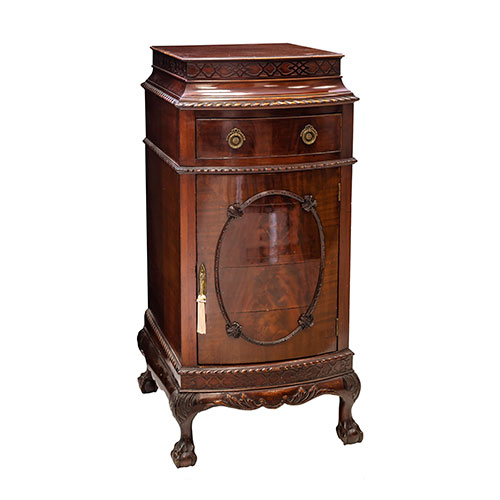 Sub.:21 - Lote: 1350 -  Mueble auxiliar ingles en caoba, de una puerta y caj�n sobre patas de garra.Eduardo VII.