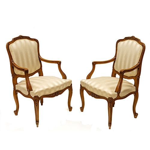 Sub.:21 - Lote: 1321 -  Lote de cuatro sillones de comedor estilo Luis XV con tapicer�a beige.