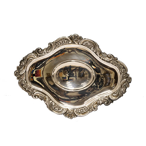 Sub.:21 - Lote: 241 -  Bandeja de plata repujada con punz�n de Madrid 1858. 