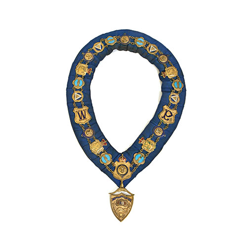 Sub.:21 - Lote: 1295 -  Antiguo collar masnico ingls en metal dorado y esmaltes, con etiqueta de 