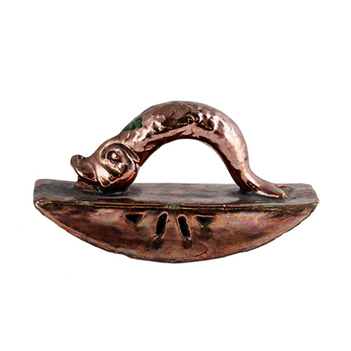 Sub.:21 - Lote: 152 -  Secante en cer�mica de reflejo met�lico con asa en forma de pez.