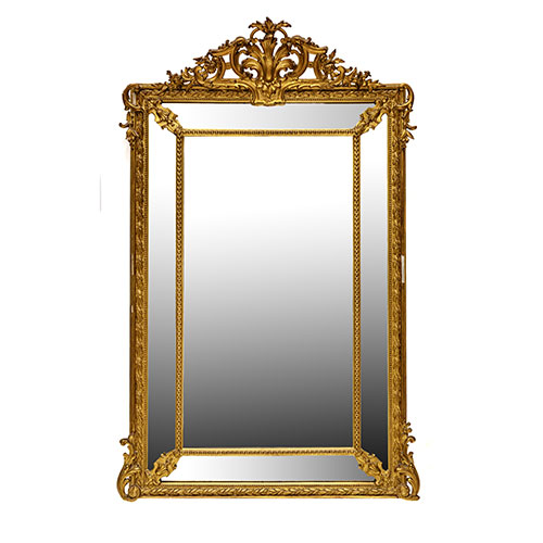 Sub.:21 - Lote: 251 -  Espejo en madera y estuco dorado con copete y entrecalles con luna. 