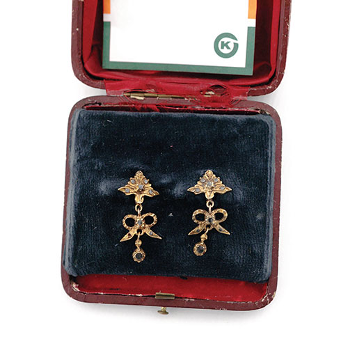 Sub.:21 - Lote: 271 -  Pendientes del siglo XIX de traje regional en oro bajo y s�mil de brillantes.