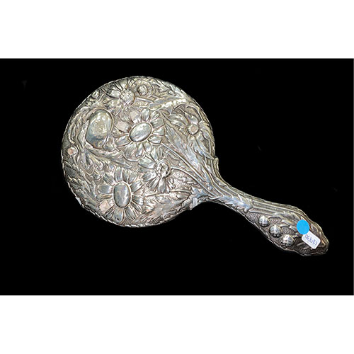 Sub.:21 - Lote: 1492 -  Espejo de tocador modernista repujado en plata.