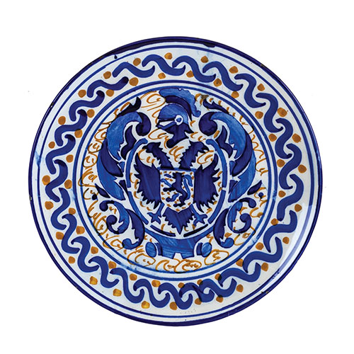 Sub.:21 - Lote: 1202 -  Plato realizado en porcelana con representacin herldica.
