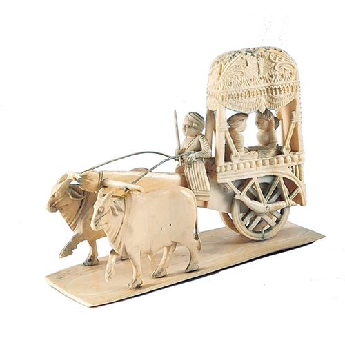 Sub.:21 - Lote: 1355 -  Trabajo hind� de carruaje con dos bueyes y personajes realizados en marfil. Ca. 1900.