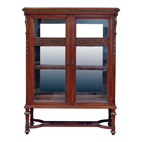 Sub.:21 - Lote: 1330 -  Vitrina en madera de roble con dos puertas acristaladas. 