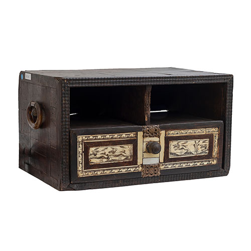 Sub.:21 - Lote: 1442 -  Joyero con placa de hueso pirograbado con motivos de caza en la base inferor y asas laterales en asta. Espa�a, siglo XVII.