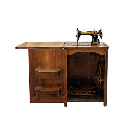 Sub.:21 - Lote: 155 -  Mquina de coser Singer con mueble en madera y decoracin de maquetara.