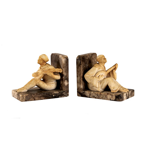 Sub.:21 - Lote: 345 -  Pareja de sujeta libros en alabastro y m�rmol representando a Pierrot y Arlequ�n con instrumentos musicales. Art dec�. 