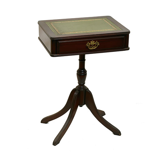 Sub.:21 - Lote: 290 -  Mesa rectangular con tapa en cuero y caj�n en cintura.