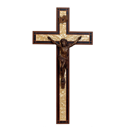 Sub.:21 - Lote: 1317 -  Crucifijo realizado en calamina sobre cruz con marquetera perimetral.