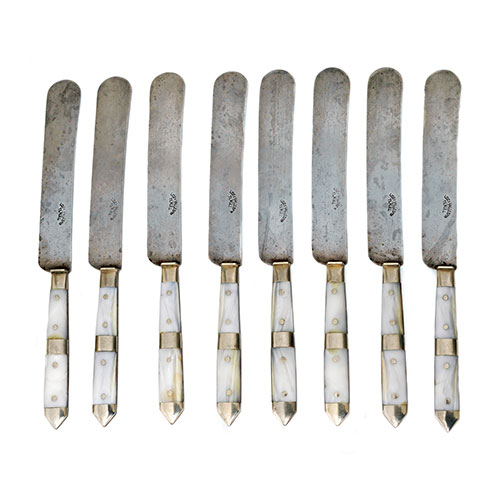 Sub.:21 - Lote: 183 -  Una esp�tula de postres y ocho cuchillos sastaguinos destacados de la familia Liso y Vallesp�n con mango de concha del Ebro.