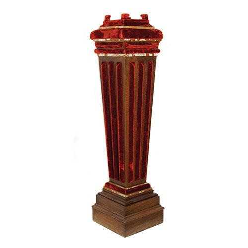 Sub.:21 - Lote: 352 -  Pedestal en madera tapizado en terciopelo rojo.