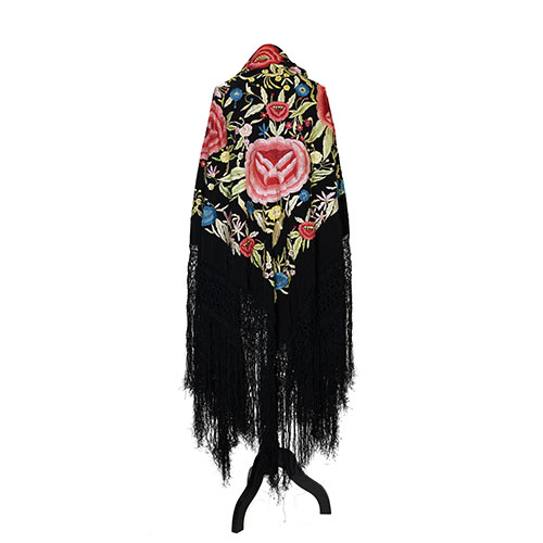 Sub.:21 - Lote: 1483 -  Mant�n negro con rosas bordadas en varios colores.