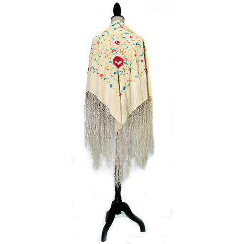 Sub.:21 - Lote: 1484 -  Mant�n blanco con bordados de formas vegetales y florales.