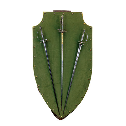 Sub.:21 - Lote: 1333 -  Panoplia en terciopelo verde con dos sables y una espada.