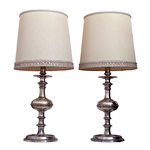 Sub.:21 - Lote: 1332 -  Pareja de l�mparas de sobremesa en metal plateado.