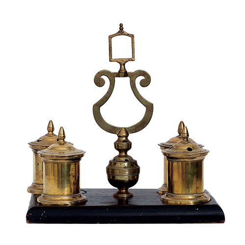 Sub.:21 - Lote: 1335 -  Escriban�a en lat�n formada por cuatro piezas, con base en madera.