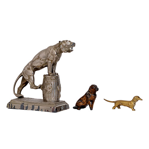 Sub.:21 - Lote: 1222 -  Dos perros y leona en diferentes metales y tamaos.