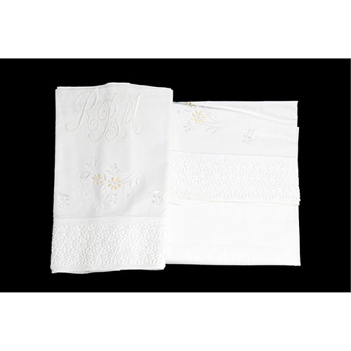 Sub.:21 - Lote: 1478 -  S�banas de matrimonio con decoraci�n floral e iniciales RBM bordadas.