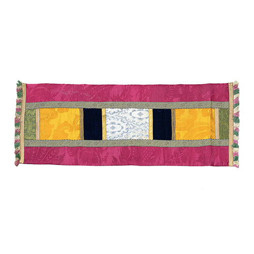 Sub.:21 - Lote: 280 -  Dos tapetes de tapicerias antiguas en tonalidades fucsias y amarillas.