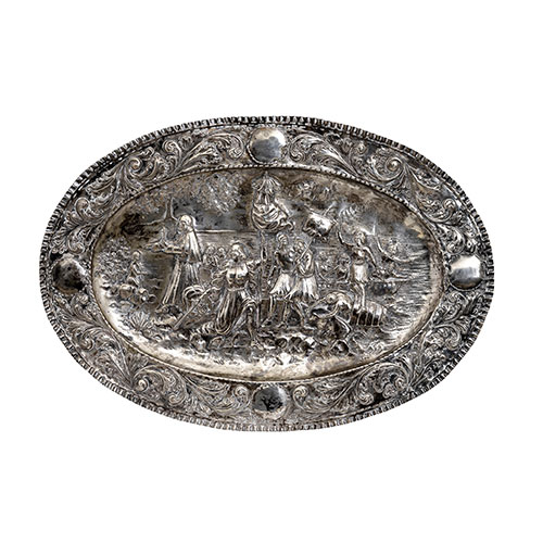 Sub.:21 - Lote: 1433 -  Bandeja ovalada de colgar repujada en plata con escena del Descubrimiento de Am�rica. 