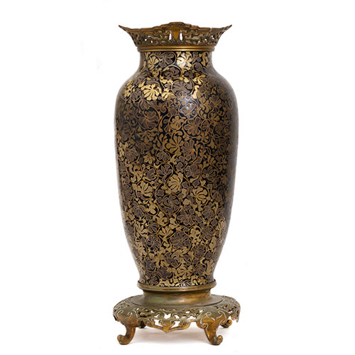 Sub.:21 - Lote: 1374 -  Jarr�n chino en porcelana negro y oro, con montura en bronce. 