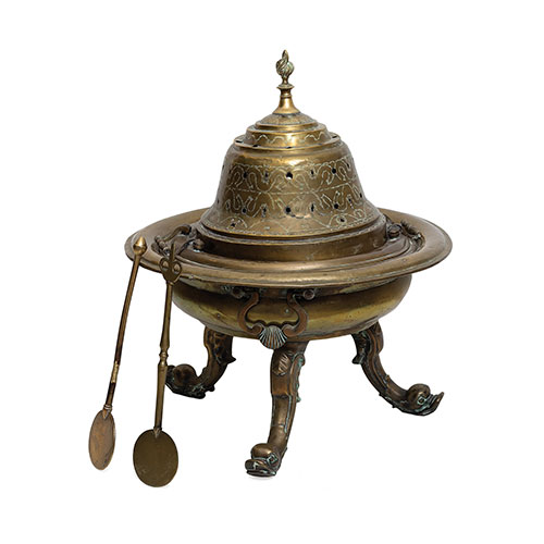 Sub.:21 - Lote: 1416 -  Brasero de copa con delfines y dos paletas.