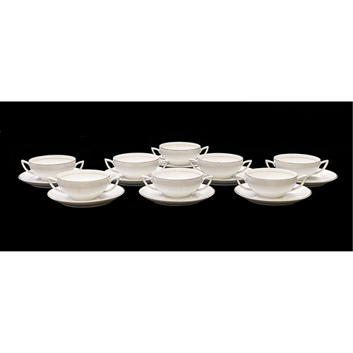 Sub.:21 - Lote: 1464 -  Ocho tazas de consom� con ochos platos de porcelana de Limoges.