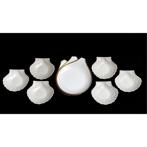 Sub.:21 - Lote: 1471 -  Seis platitos con forma de concha realizados en porcelana y tres entremeseros de porcelana Bidasoa.