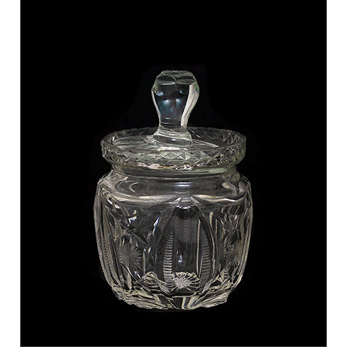 Sub.:21 - Lote: 1423 -  Azucarero realizado en cristal tallado, con tapa.