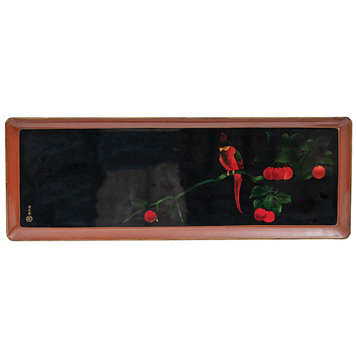 Sub.:21 - Lote: 1378 -  Bandeja realizada en laca china con decoraci�n de un loro.