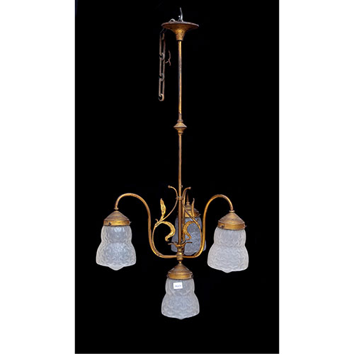 Sub.:21 - Lote: 1358 -  Lampara de cuatro luces en bronce con tulipas cerradas blancas opacas en cristal.