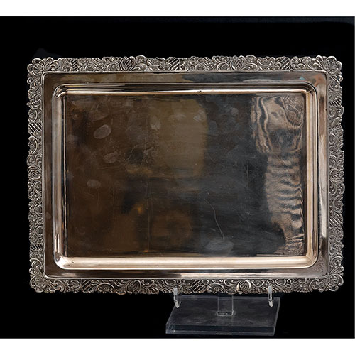 Sub.:21 - Lote: 1470 -  Bandeja rectangular en metal plateado con decoracin floral en el borde.