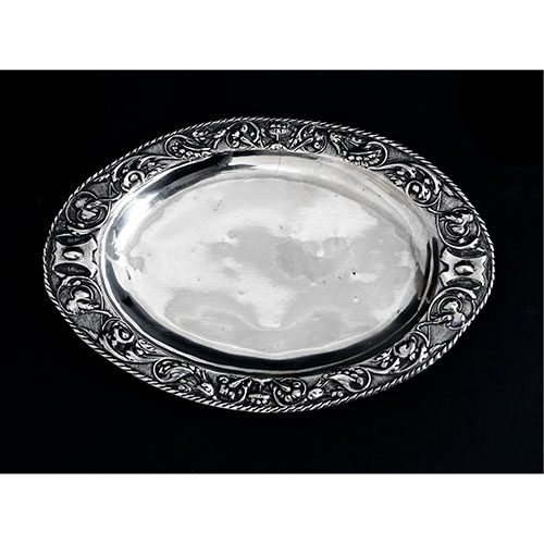Sub.:21 - Lote: 1468 -  Bandeja oval realizada en plata.