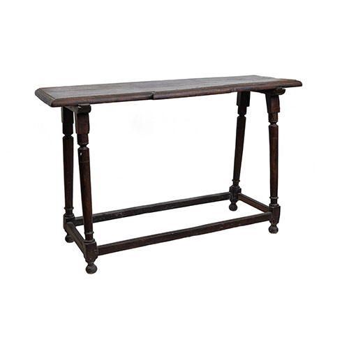 Sub.:21 - Lote: 1398 -  Mesa bargue�era espa�ola en madera de nogal con travesa�os perimetrales y patas tipo vela. S.XVIII