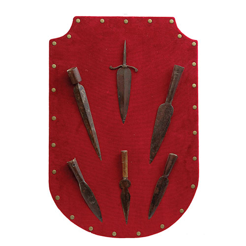 Sub.:21 - Lote: 1384 -  Panoplia con cinco puntas y un cuchillo.