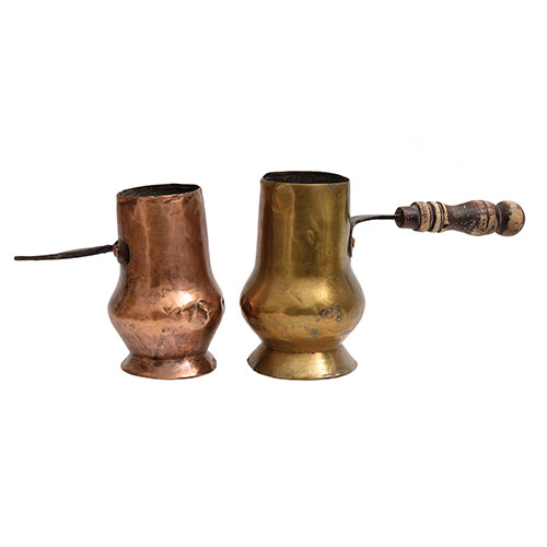 Sub.:21 - Lote: 1414 -  Dos chocolateras en lat�n y cobre. Una con mango en madera.