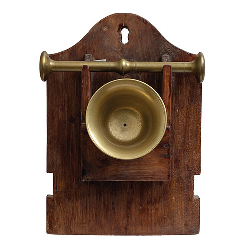 Sub.:21 - Lote: 1399 -  Almirez liso con mano y meble para colgar en madera.