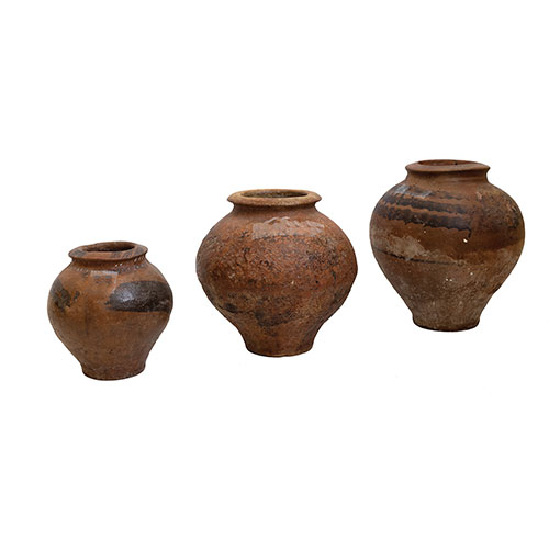 Sub.:21 - Lote: 1392 -  Tres c�ntaros en cer�mica de Calanda con policrom�a.