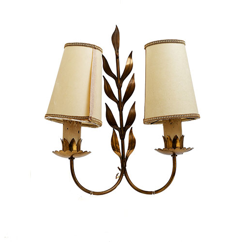 Sub.:21 - Lote: 1382 -  Aplique de pared de dos luces en metal dorado con ramas de laurel. 