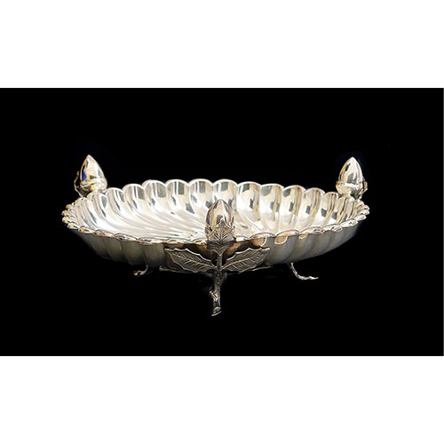 Sub.:21 - Lote: 1369 -  Bandeja oval realizada en plata con decoraci�n de bellotas.