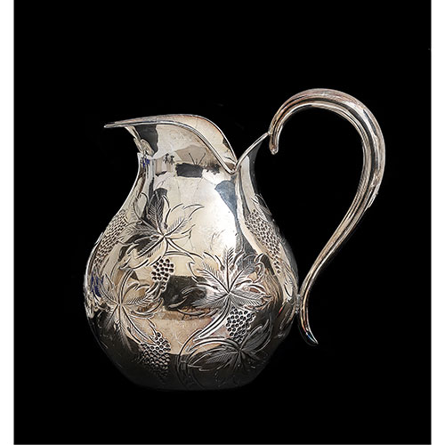 Sub.:21 - Lote: 1370 -  Jarra realizada en plata con decoraci�n de uvas.