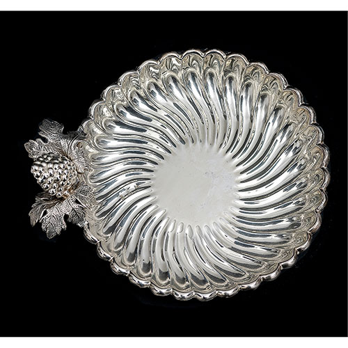 Sub.:21 - Lote: 1361 -  Bandeja peque�a circular realizada en plata con decoraci�n de pi�a.