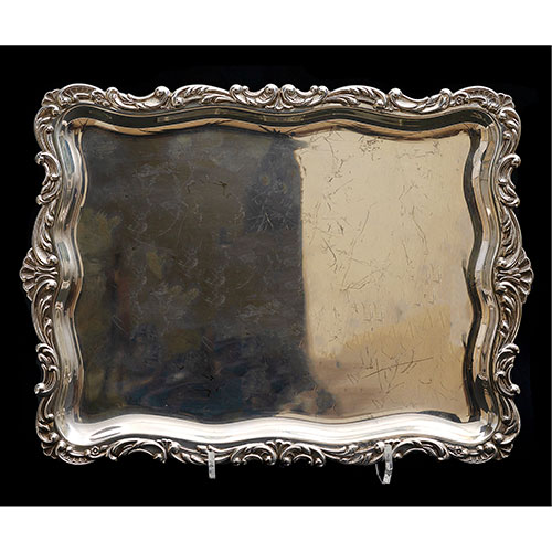 Sub.:21 - Lote: 1364 -  Bandeja rectangular realizada en plata con borde decorado.