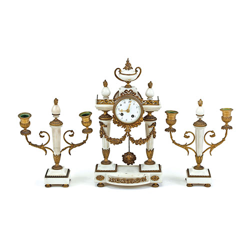 Sub.:21 - Lote: 444 -  Reloj de sobremesa con guarnicin de candelabros estilo Luis XVI en mrmol y bronce dorado. Francia, finales S. XIX. 