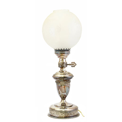 Sub.:21 - Lote: 1327 -  L�mpara de mesa en metal plateado. Falta tulipa.