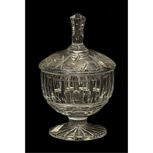 Sub.:21 - Lote: 1462 -  Bombonera de cristal tallado en forma de copa con tapa.